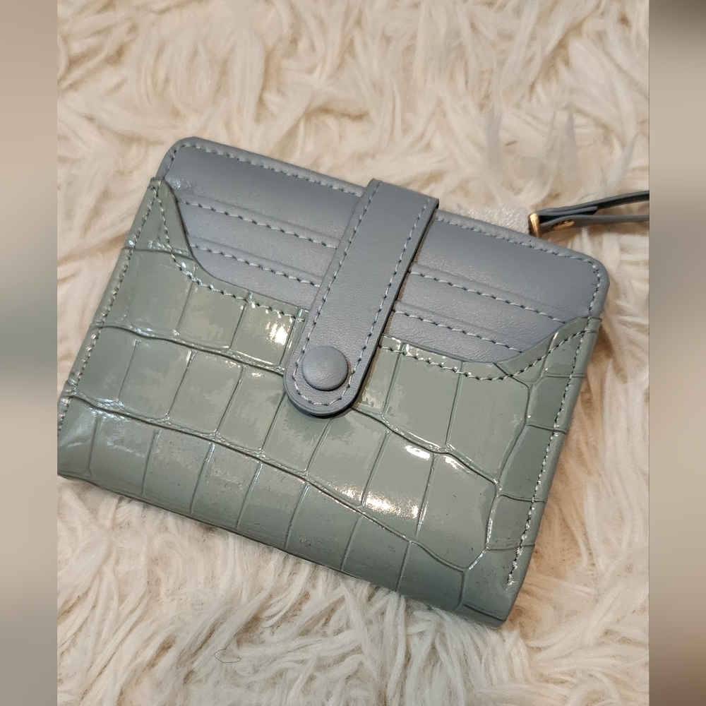 Elegant Light Blue Faux Crocodile-Embossed Women's Wallet/Card Holder